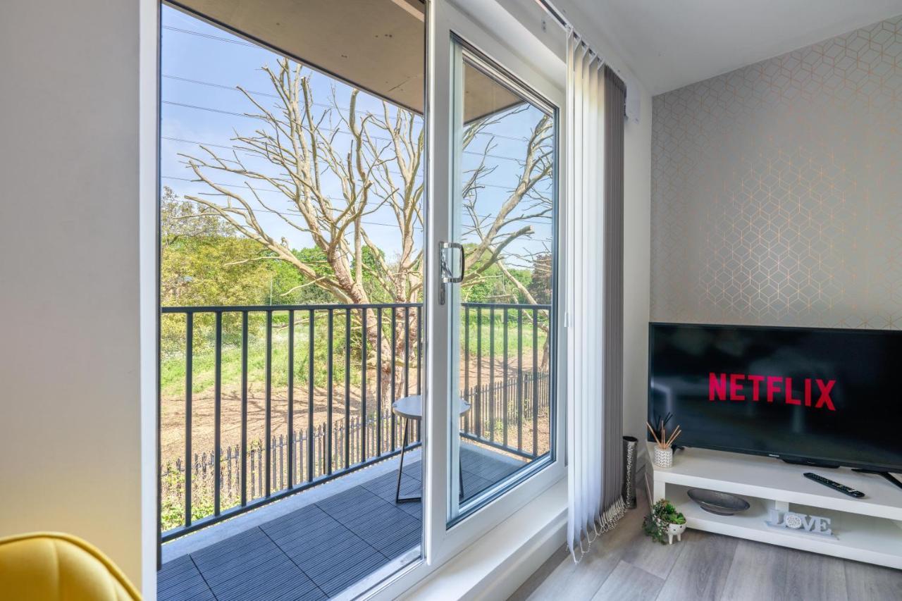Ash View Place 4 -Heathrow - Thorpe Park - Free Parking Staines-upon-Thames Exterior foto